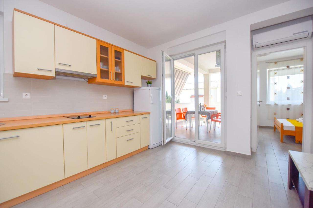 Apartments Yoko Новаля Екстериор снимка