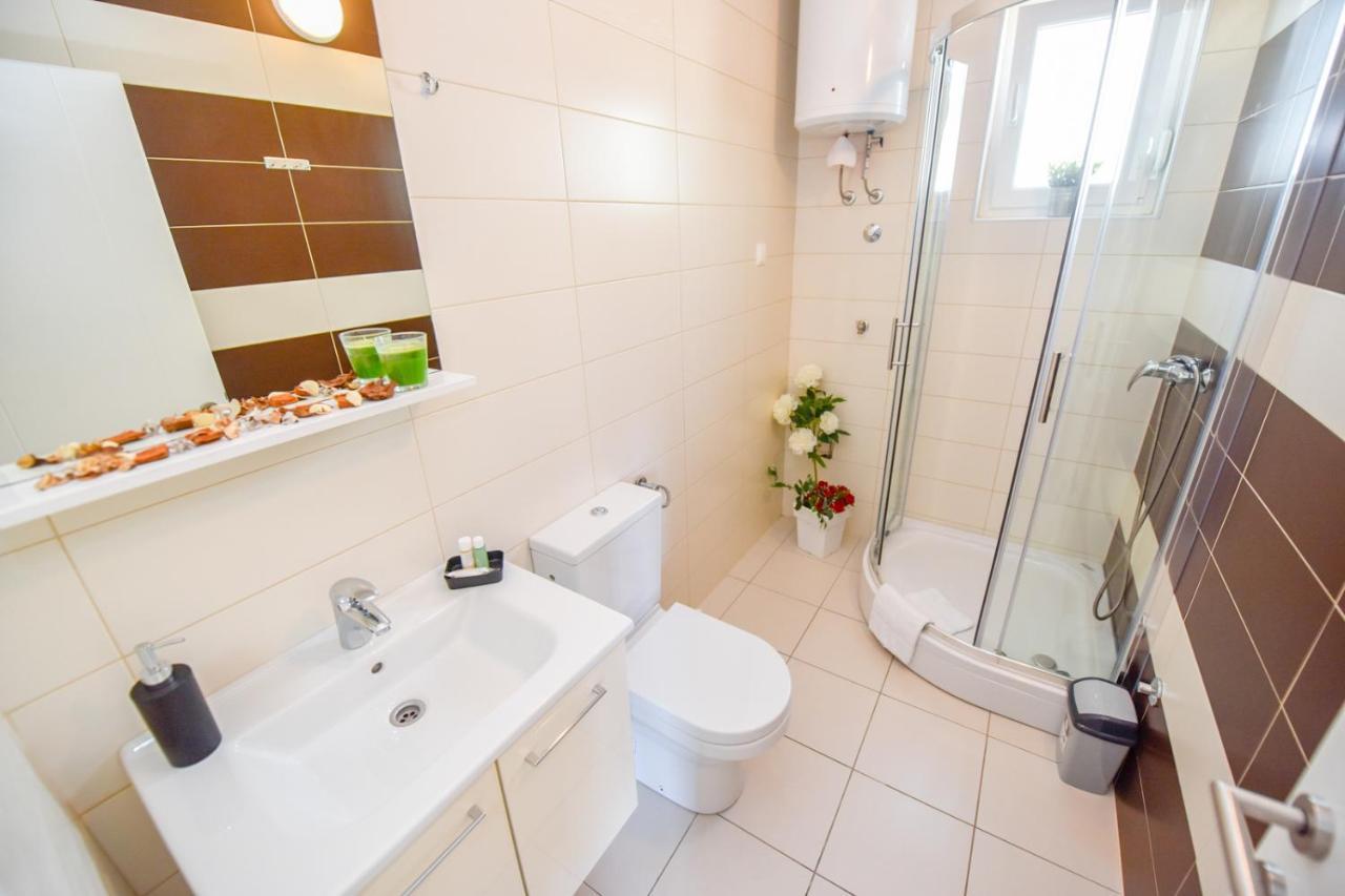 Apartments Yoko Новаля Екстериор снимка