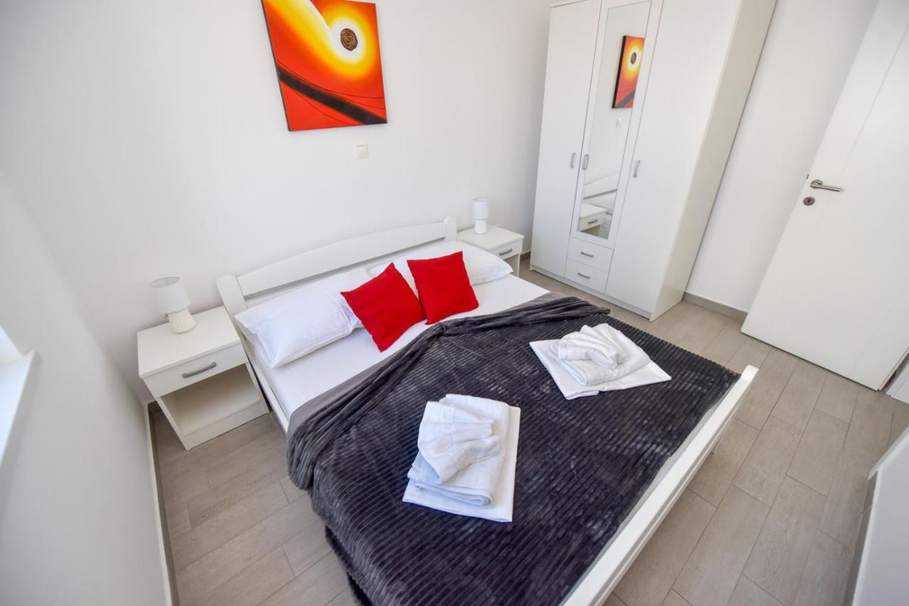 Apartments Yoko Новаля Екстериор снимка