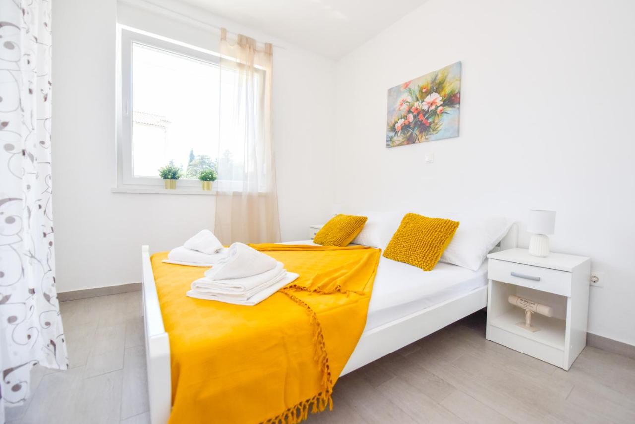 Apartments Yoko Новаля Екстериор снимка