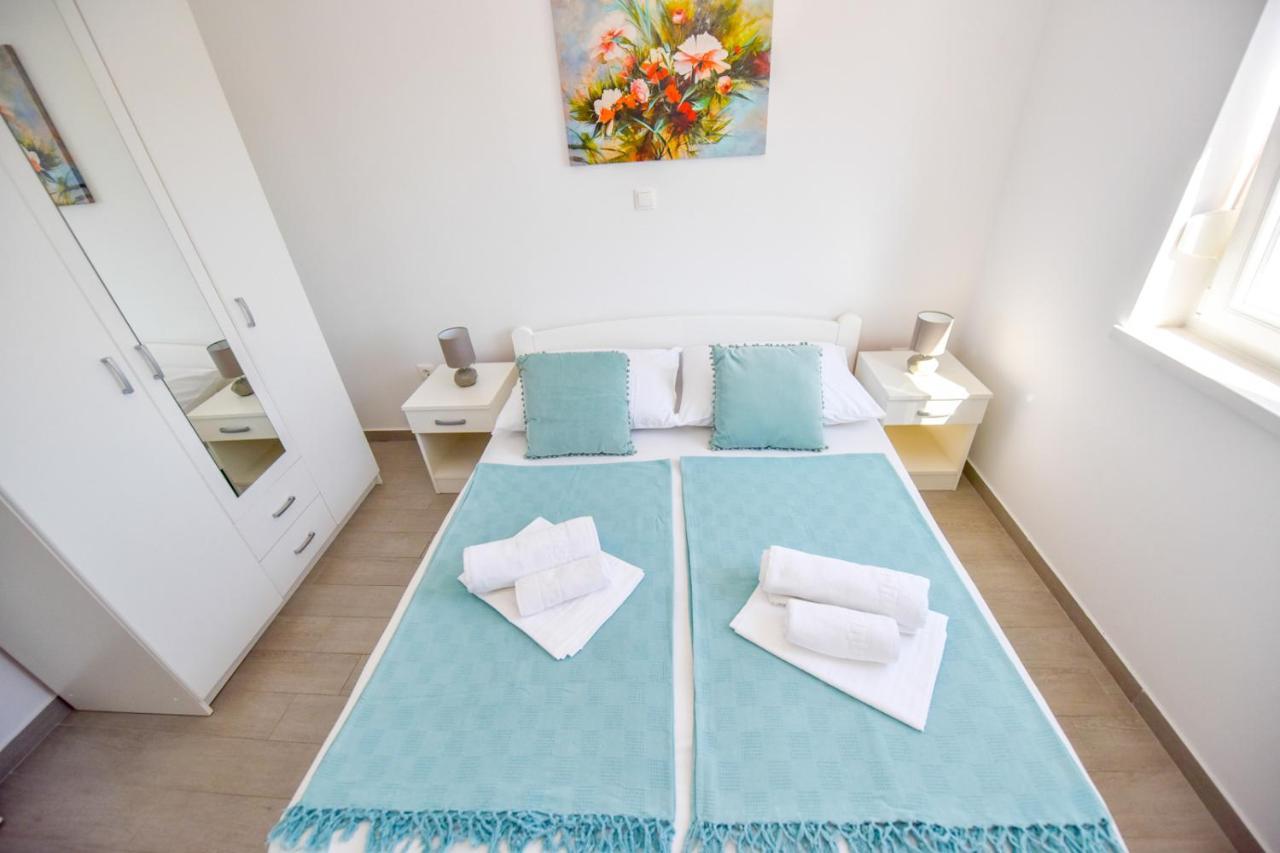 Apartments Yoko Новаля Екстериор снимка