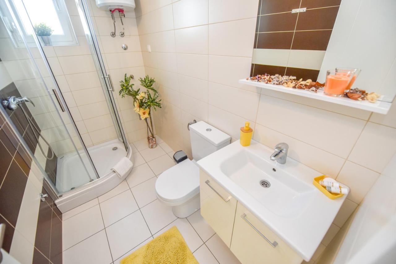 Apartments Yoko Новаля Екстериор снимка