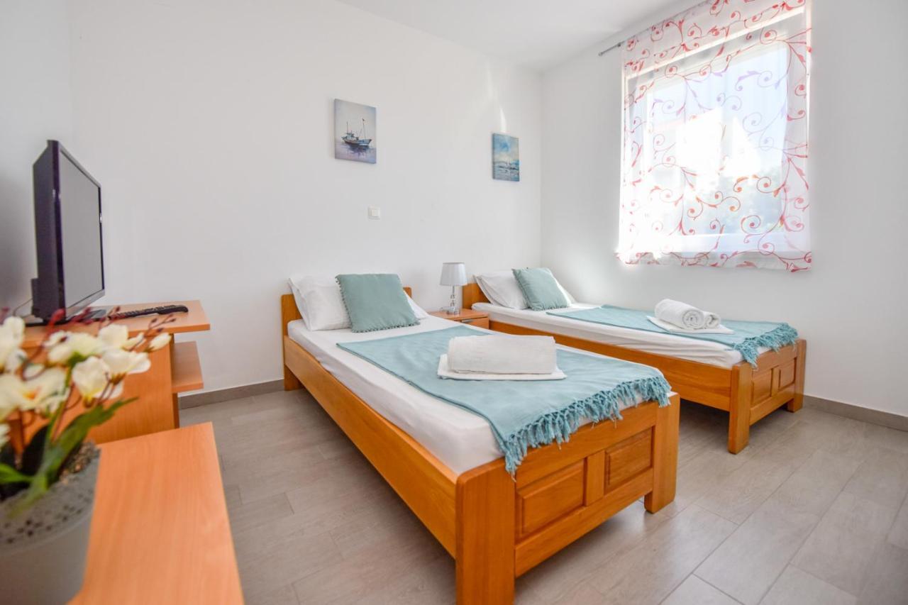 Apartments Yoko Новаля Екстериор снимка