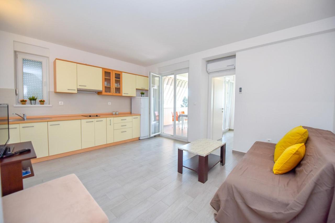 Apartments Yoko Новаля Екстериор снимка