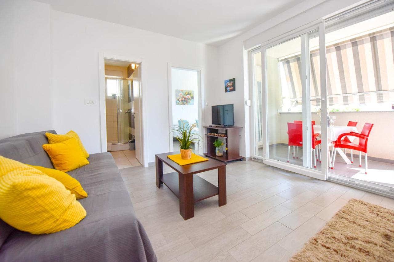 Apartments Yoko Новаля Екстериор снимка