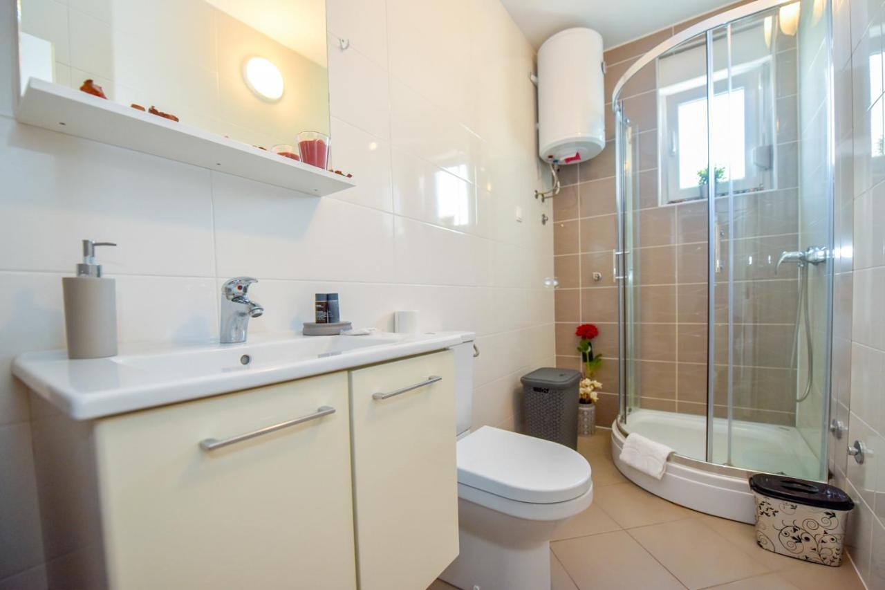 Apartments Yoko Новаля Екстериор снимка
