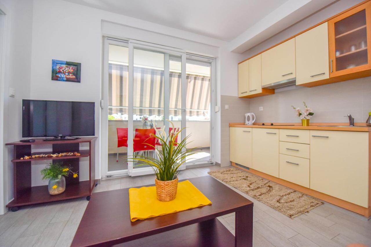 Apartments Yoko Новаля Екстериор снимка
