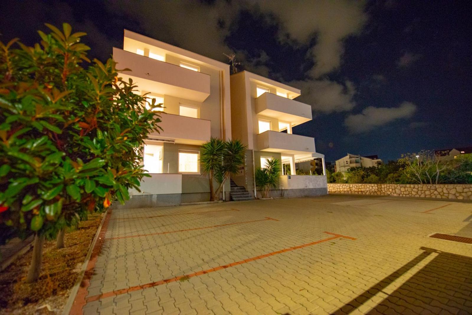 Apartments Yoko Новаля Екстериор снимка