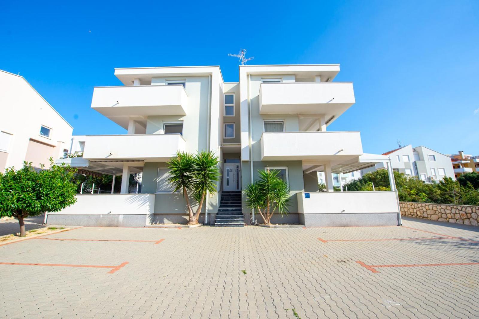 Apartments Yoko Новаля Екстериор снимка
