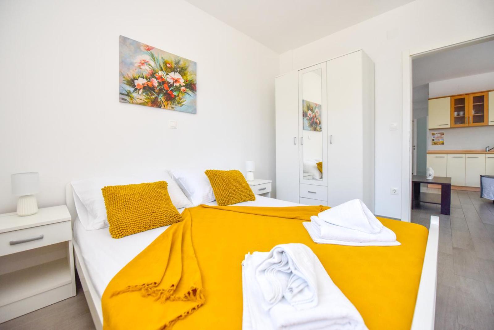 Apartments Yoko Новаля Екстериор снимка