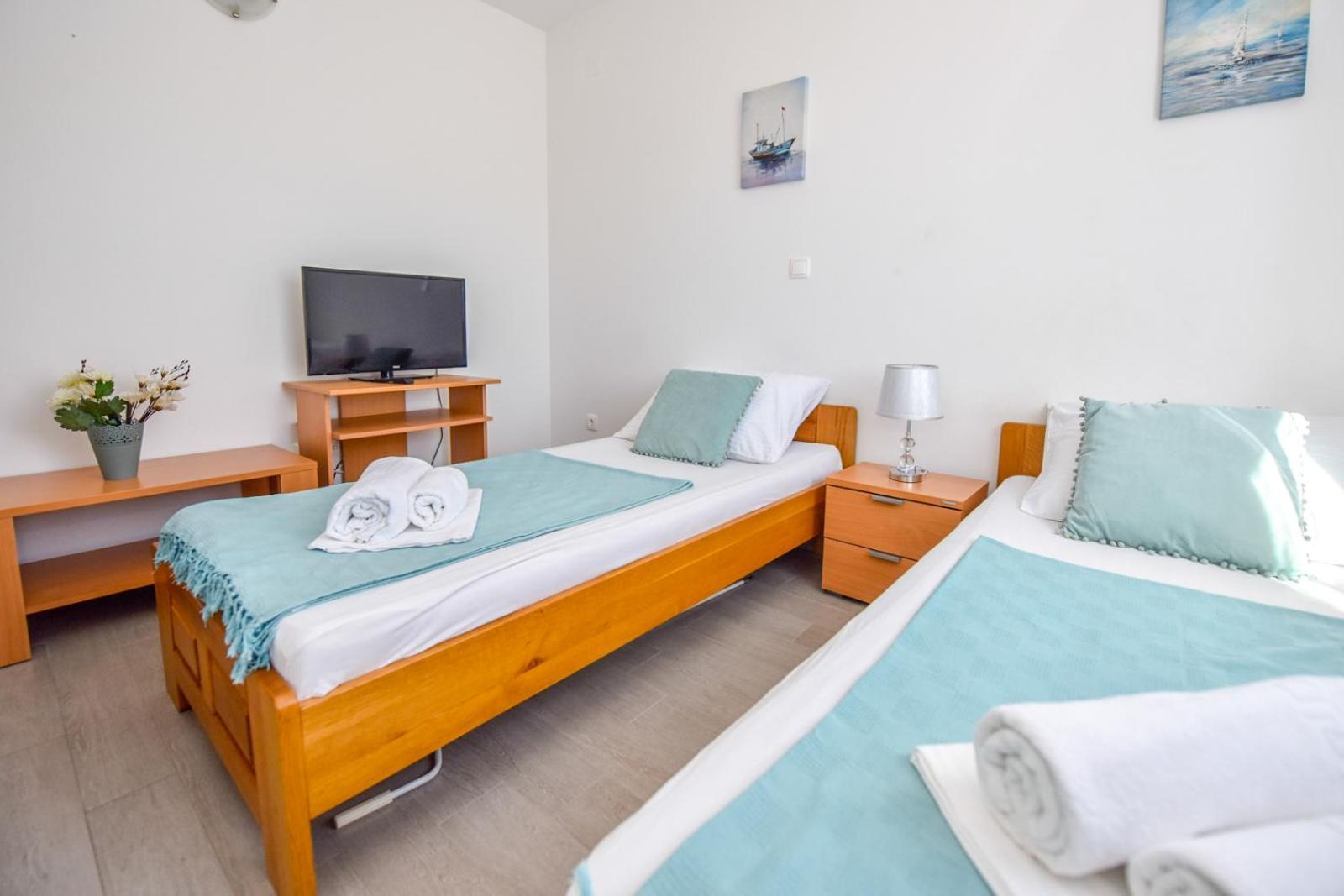 Apartments Yoko Новаля Екстериор снимка