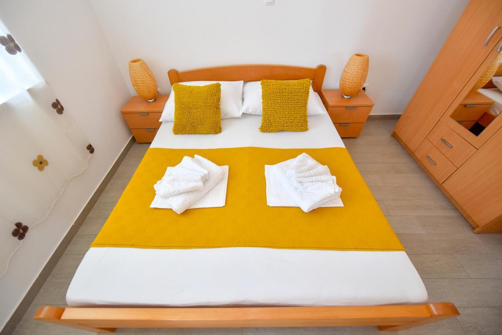 Apartments Yoko Новаля Екстериор снимка