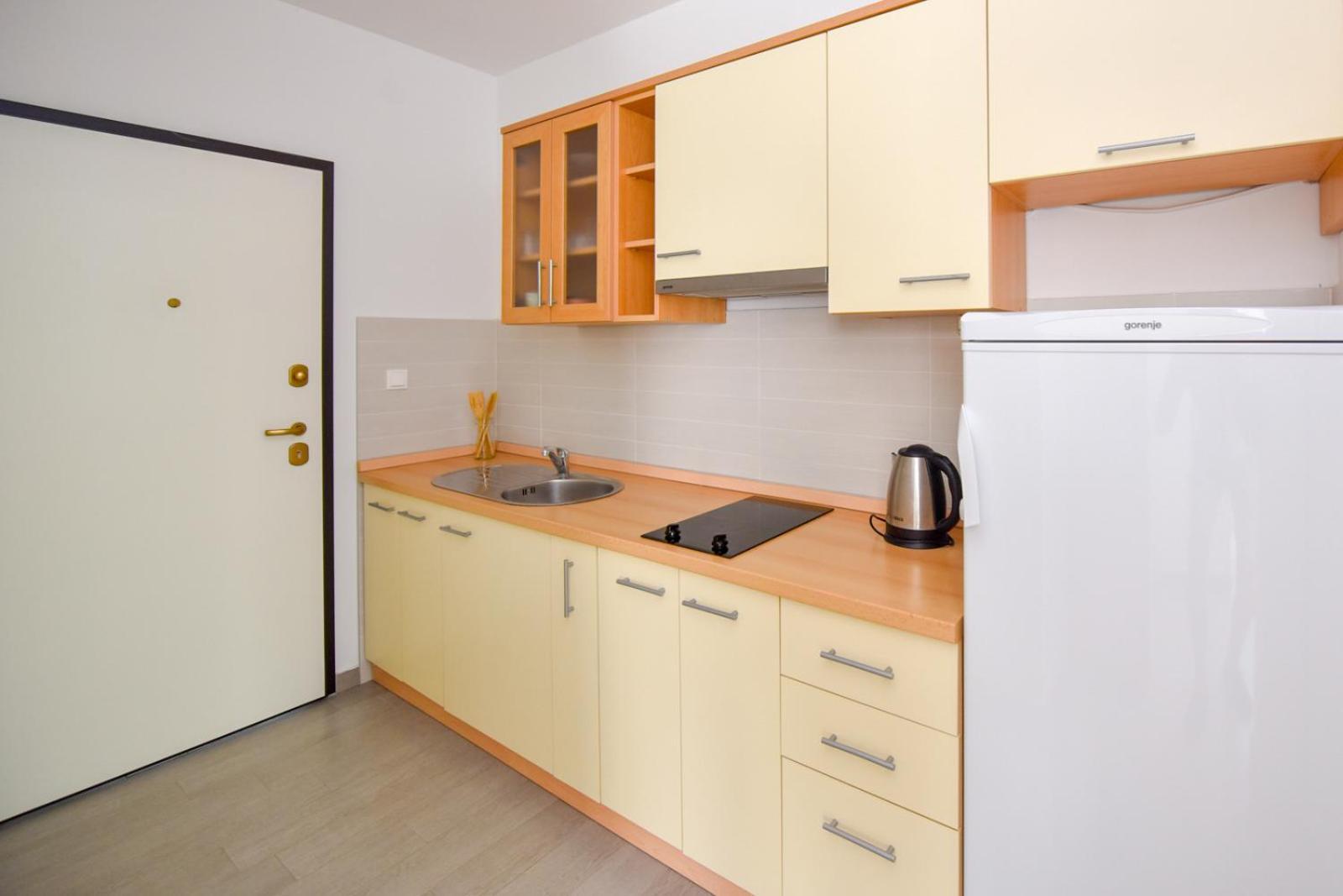 Apartments Yoko Новаля Екстериор снимка