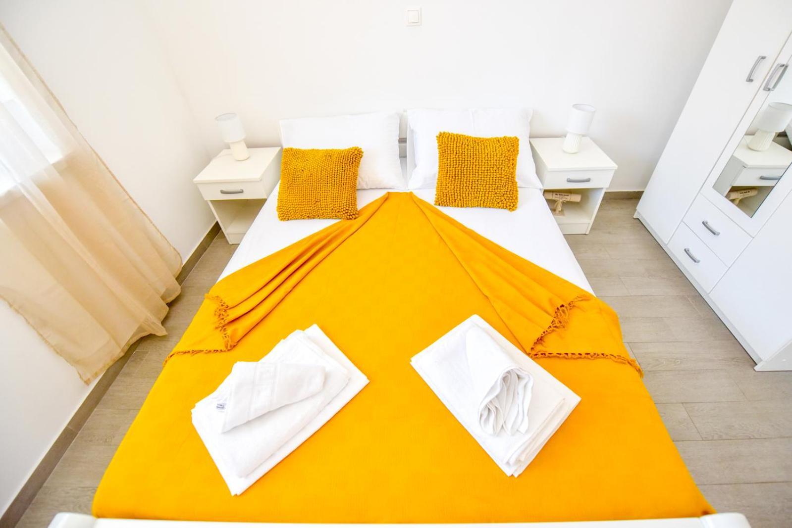 Apartments Yoko Новаля Екстериор снимка