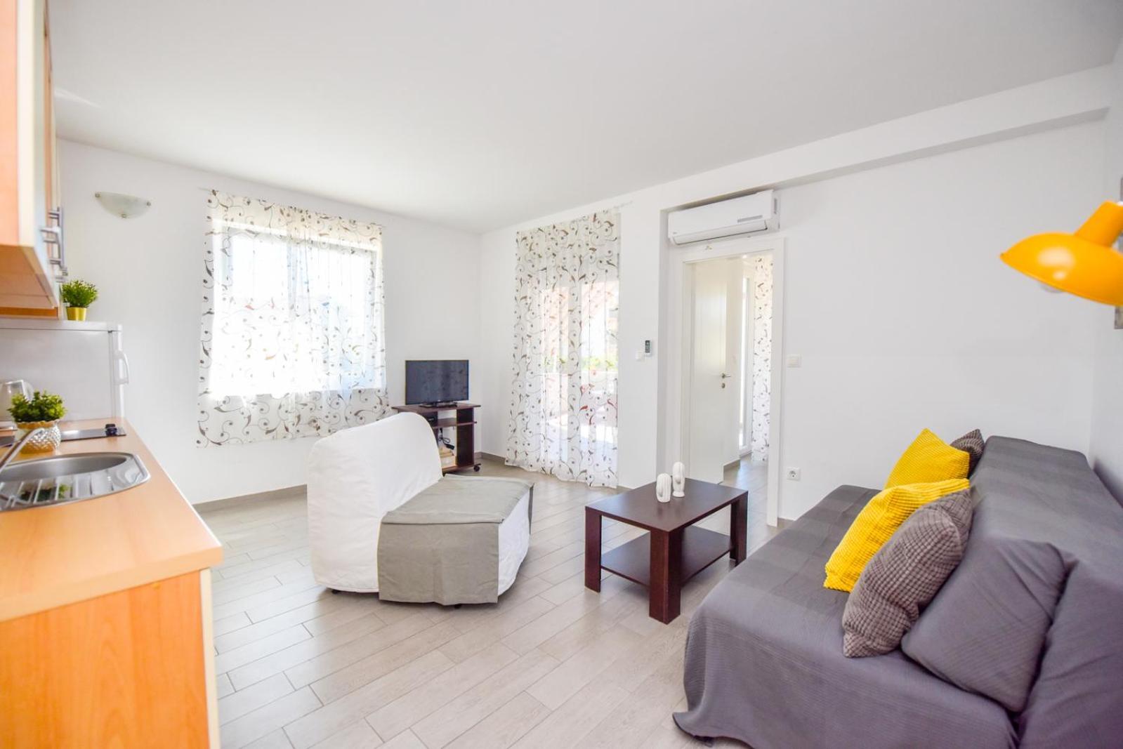 Apartments Yoko Новаля Екстериор снимка